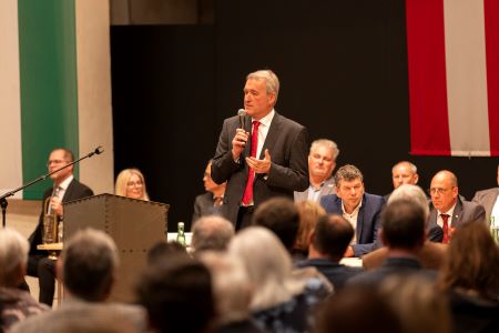 Bild zeigt den Bürgermeister der Stadt Mürzzuschlag