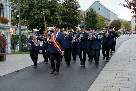 Blasmusikkapelle marschiert auf den Straßen der Stadt