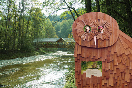 Die Au von Mürzzuschlag, am Ufer steht eine große Eule aus Holz